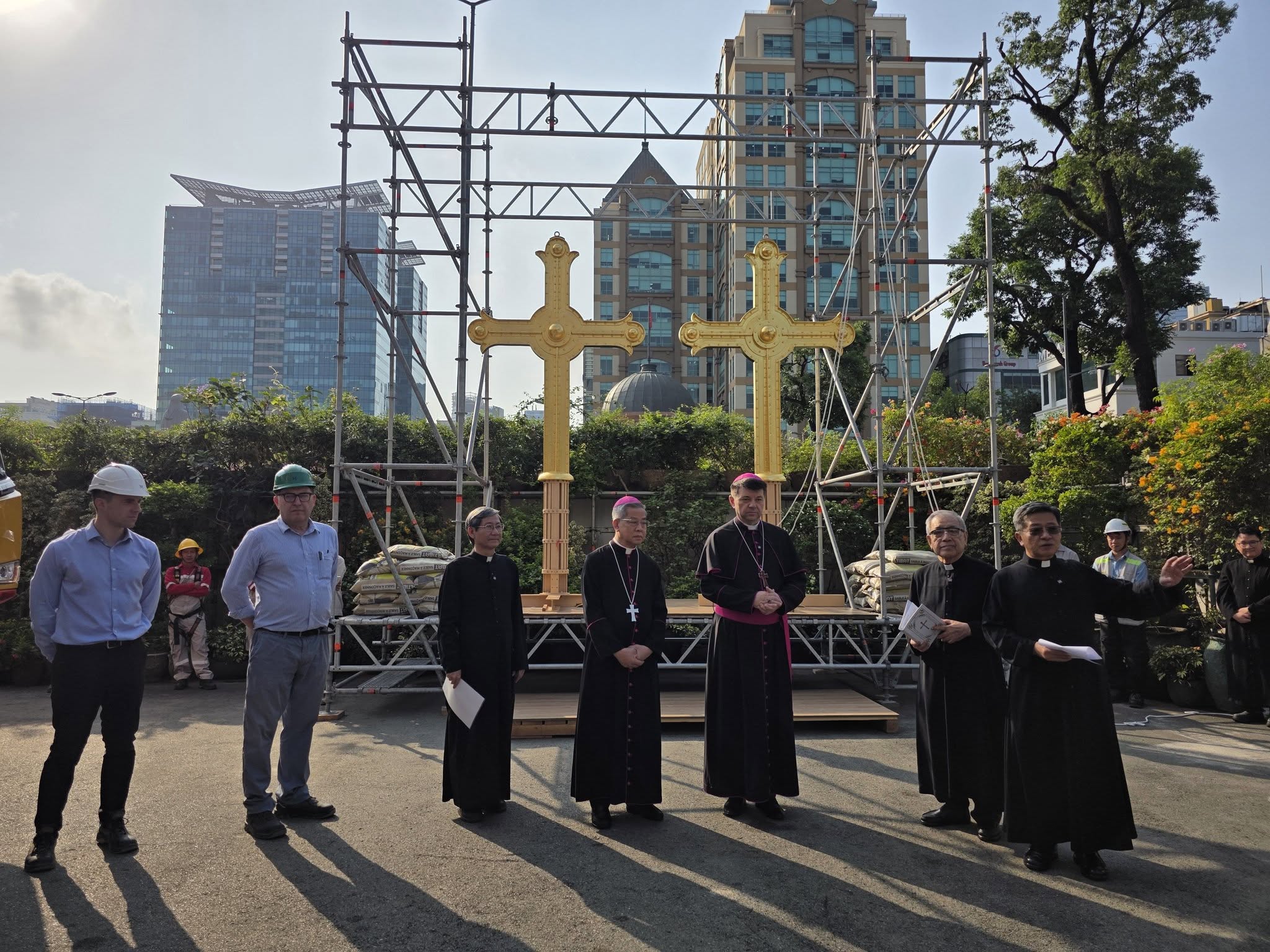 Đưa hai Thánh Giá lên đỉnh tháp nhọn nhà thờ Đức Bà Sài Gòn