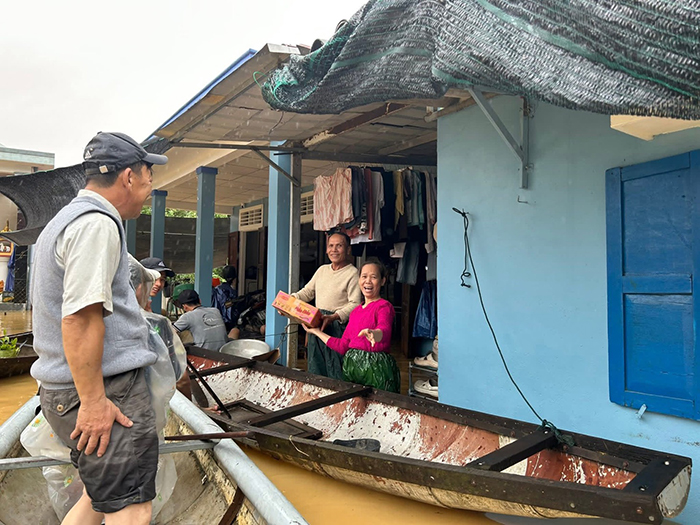 Cứu trợ vùng lũ