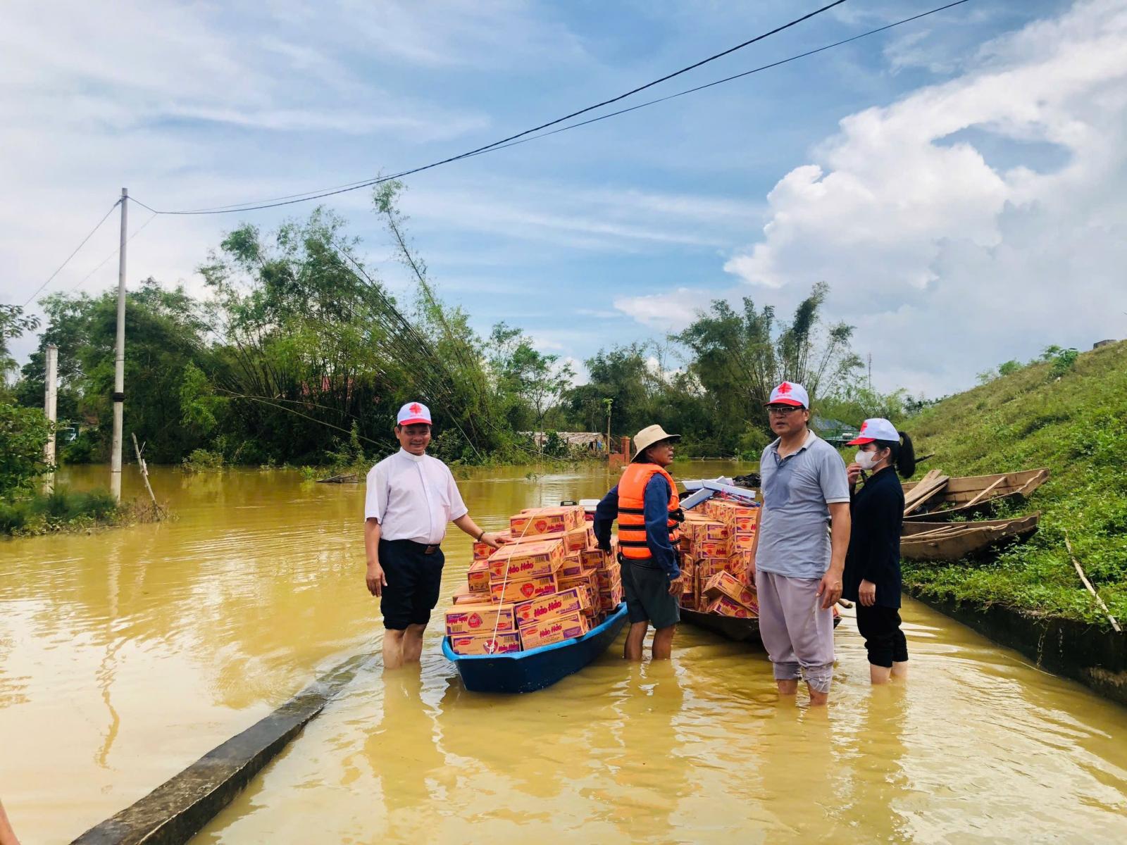 Cứu trợ vùng thiệt hại do bão Bualoi