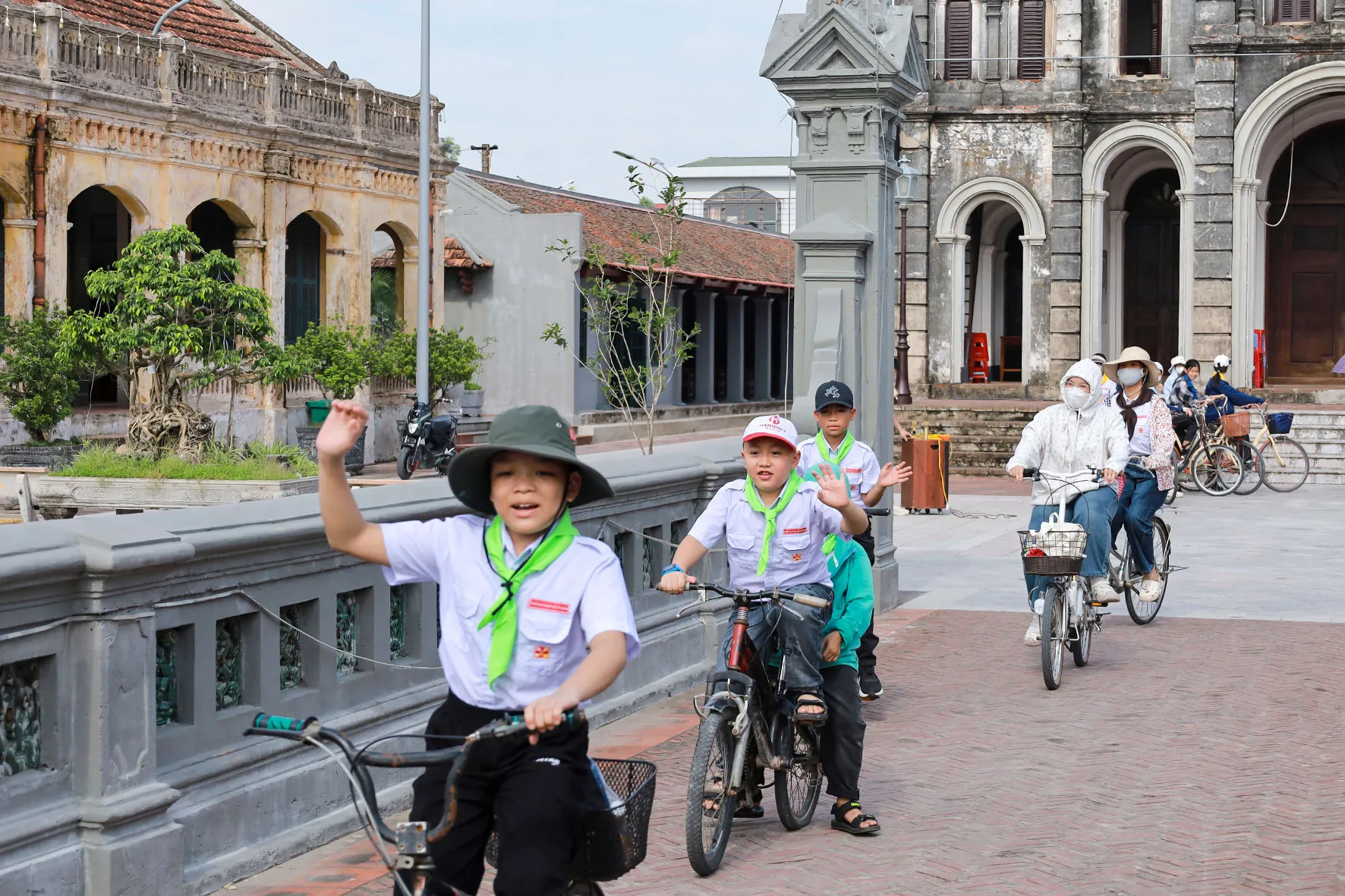 Thiếu nhi đi xe đạp hành hương