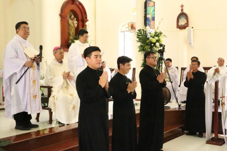 Lễ khấn của các tu sĩ dòng Kitô Vua