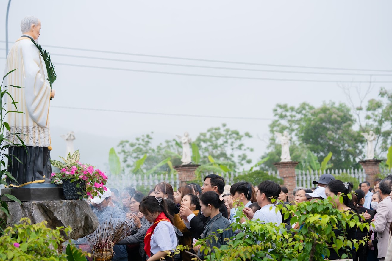 Hành hương đền thánh Phaolô Lê Bảo Tịnh