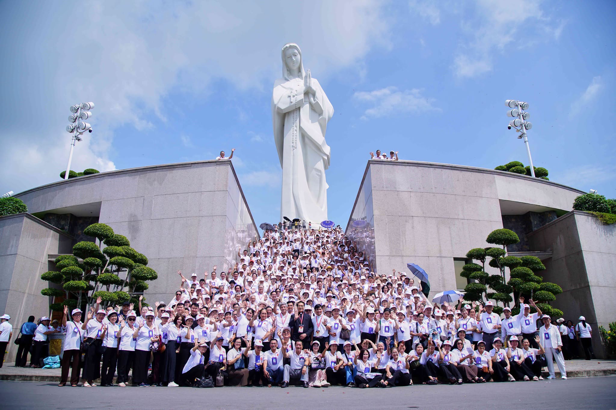 Caritas giáo phận Xuân Lộc về bên Đức Mẹ Núi Cúi
