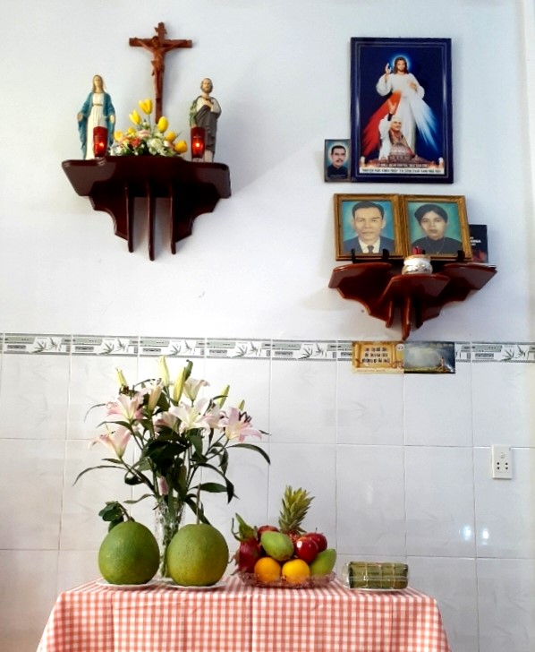 Hinh 1a. Khong gian tho phuong cua gia dinh Cong giao dip Tet.jpg (91 KB)