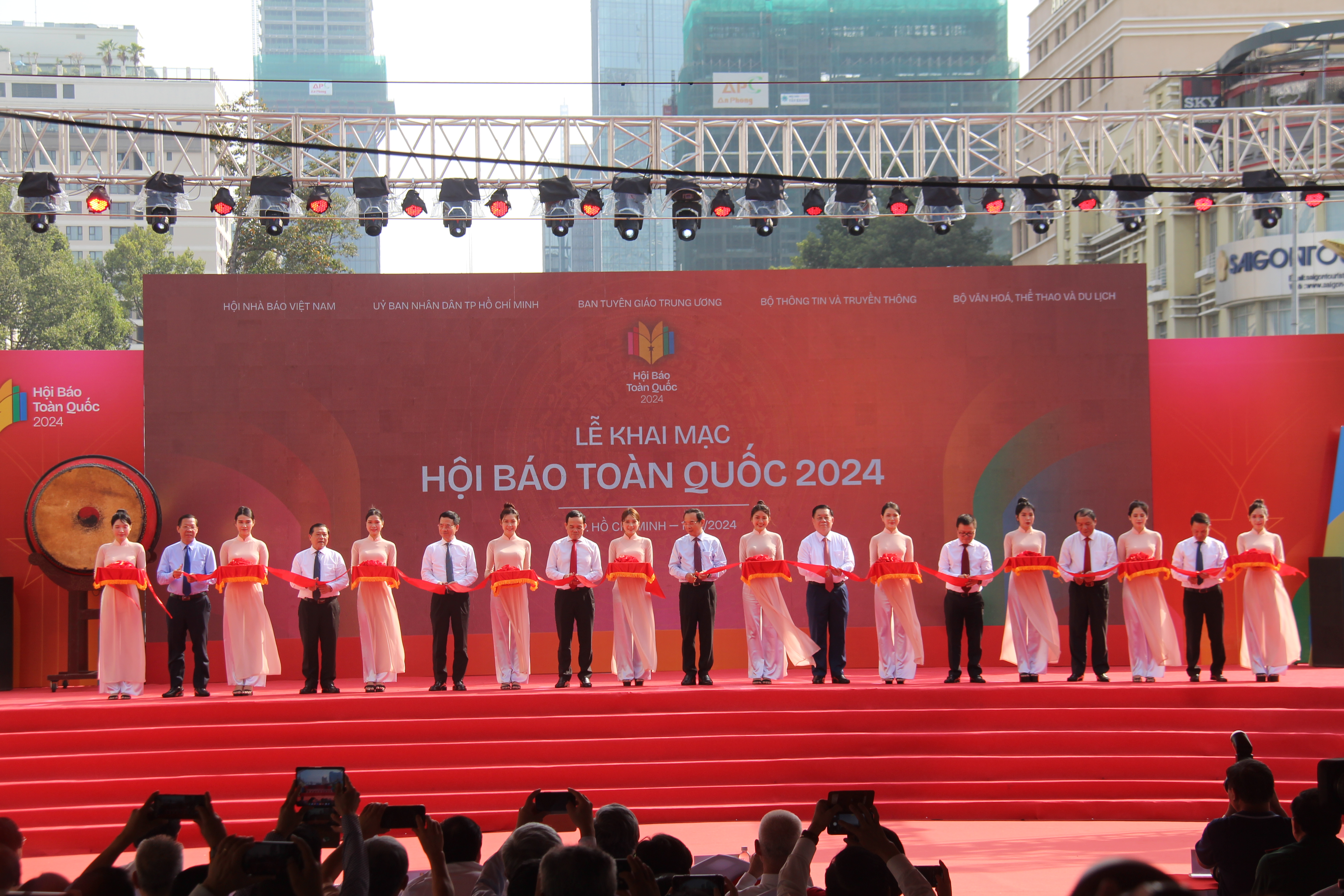 Cắt băng - chị vÂN.JPG (5.96 MB)