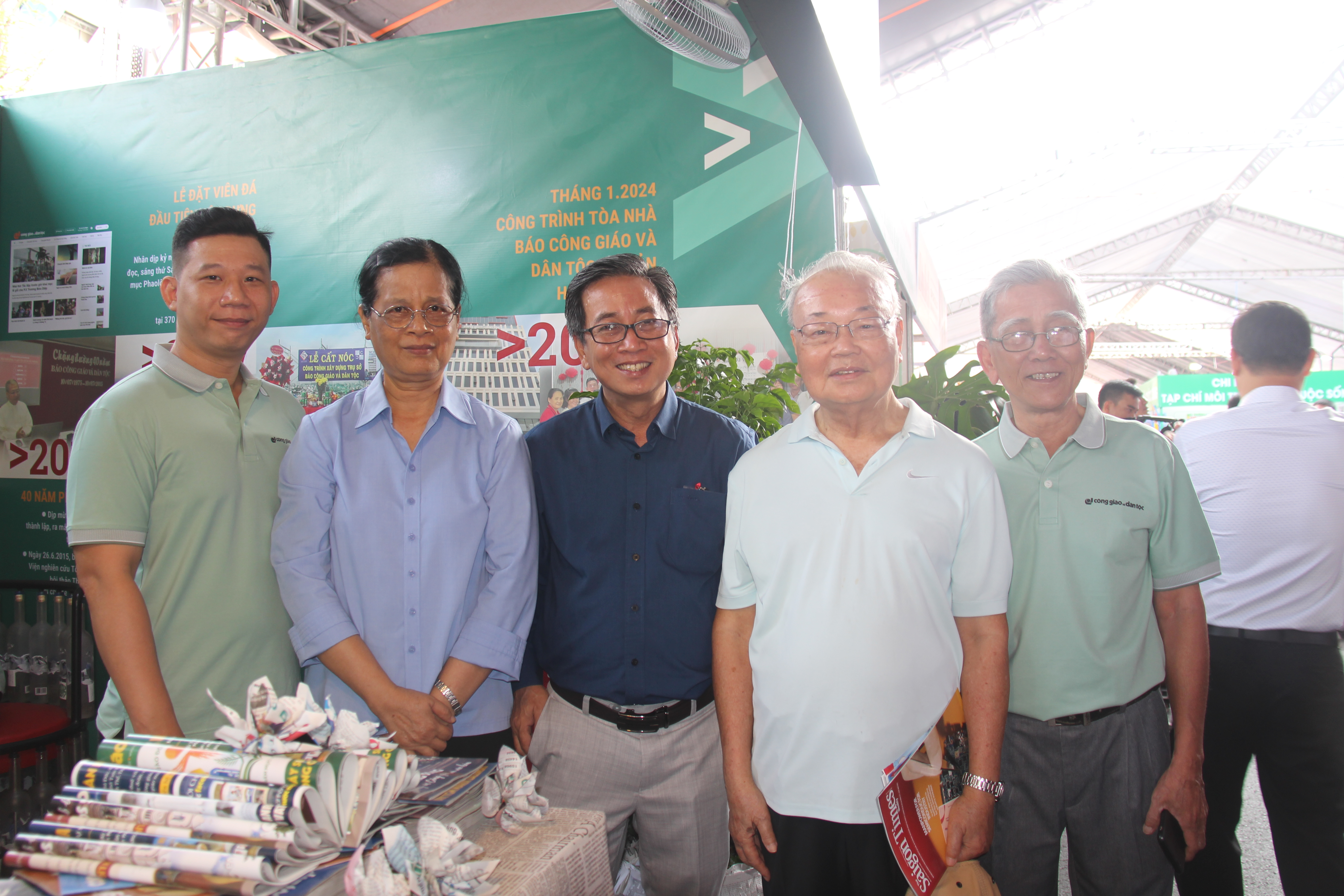 Cha Trần Hòa - chị BV.JPG (4.79 MB)