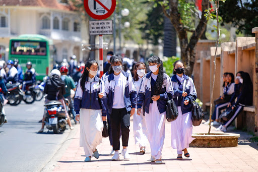 Quy định mang khẩu trang nơi công cộng: Người dân chấp hành tốt, du khách  còn thờ ơ - Báo Lâm Đồng điện tử