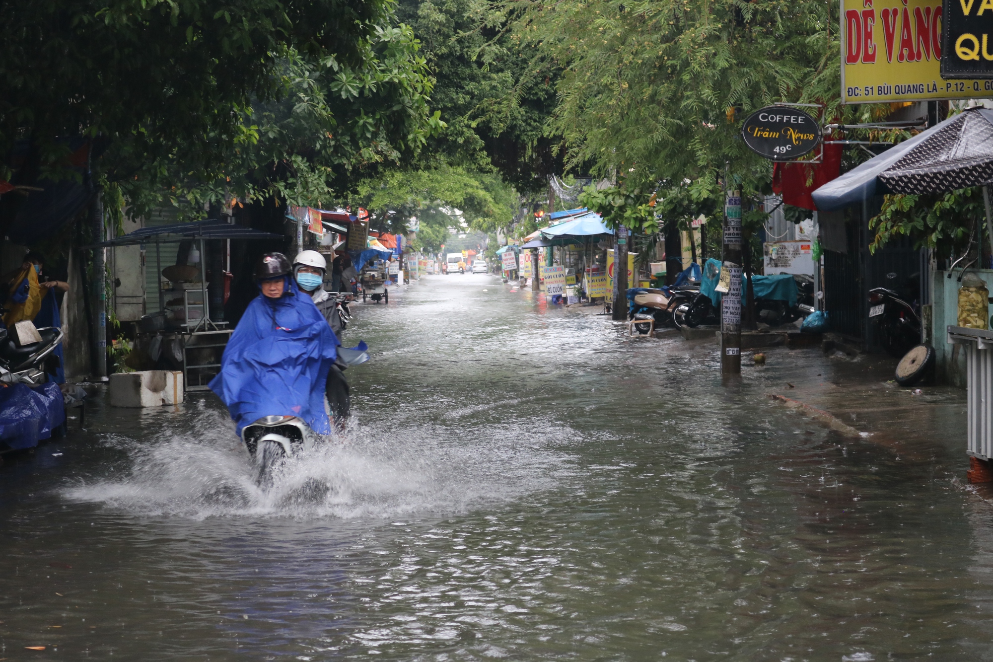 TP HCM: Đường thành sông sau cơn mưa lớn cuối tuần - Báo Người lao động