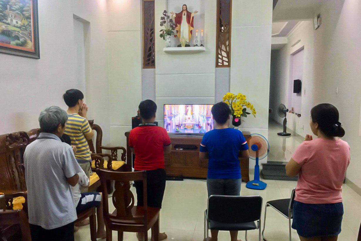 Thánh lễ trực tuyến và Đền thờ tại gia