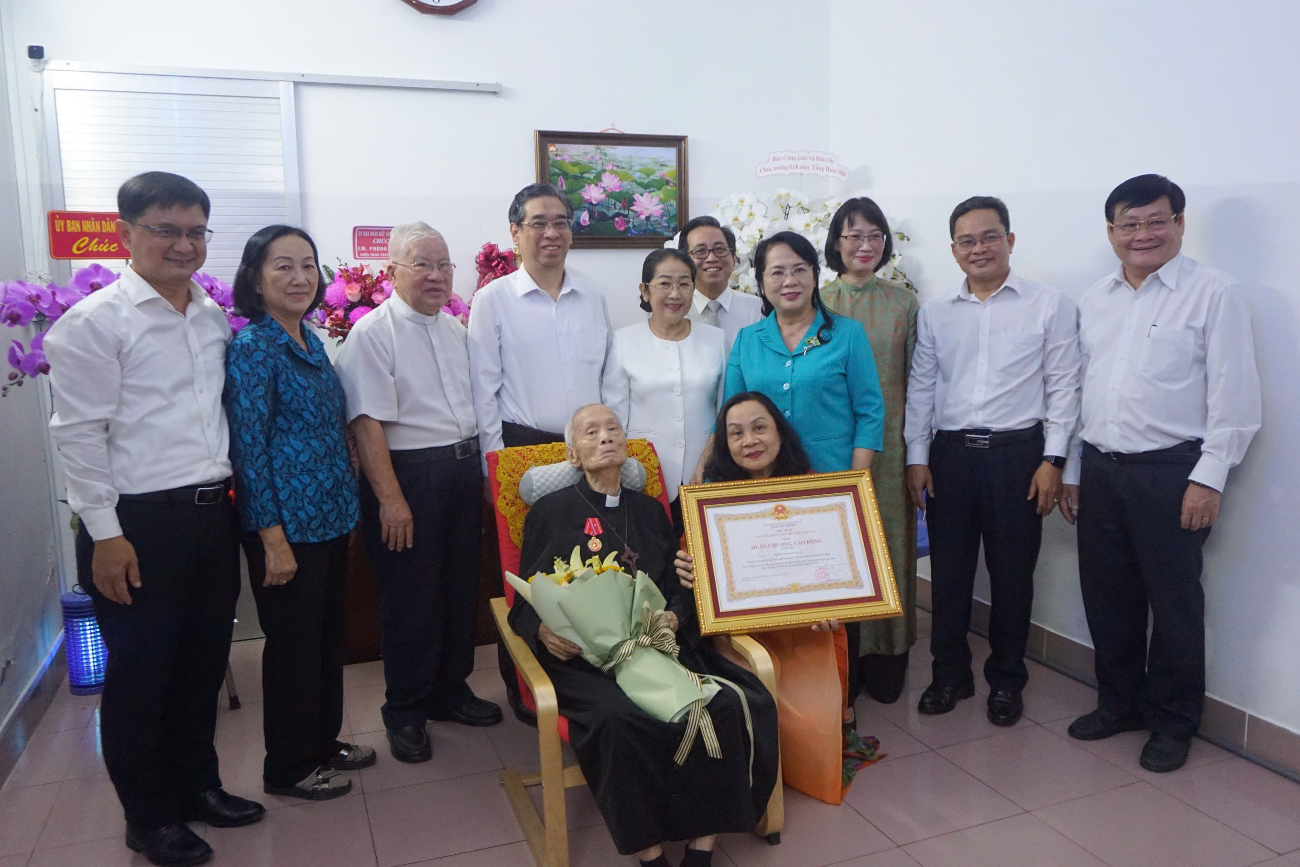 Linh mục Phan Khắc Từ nhận Huân chương Lao động hạng Ba