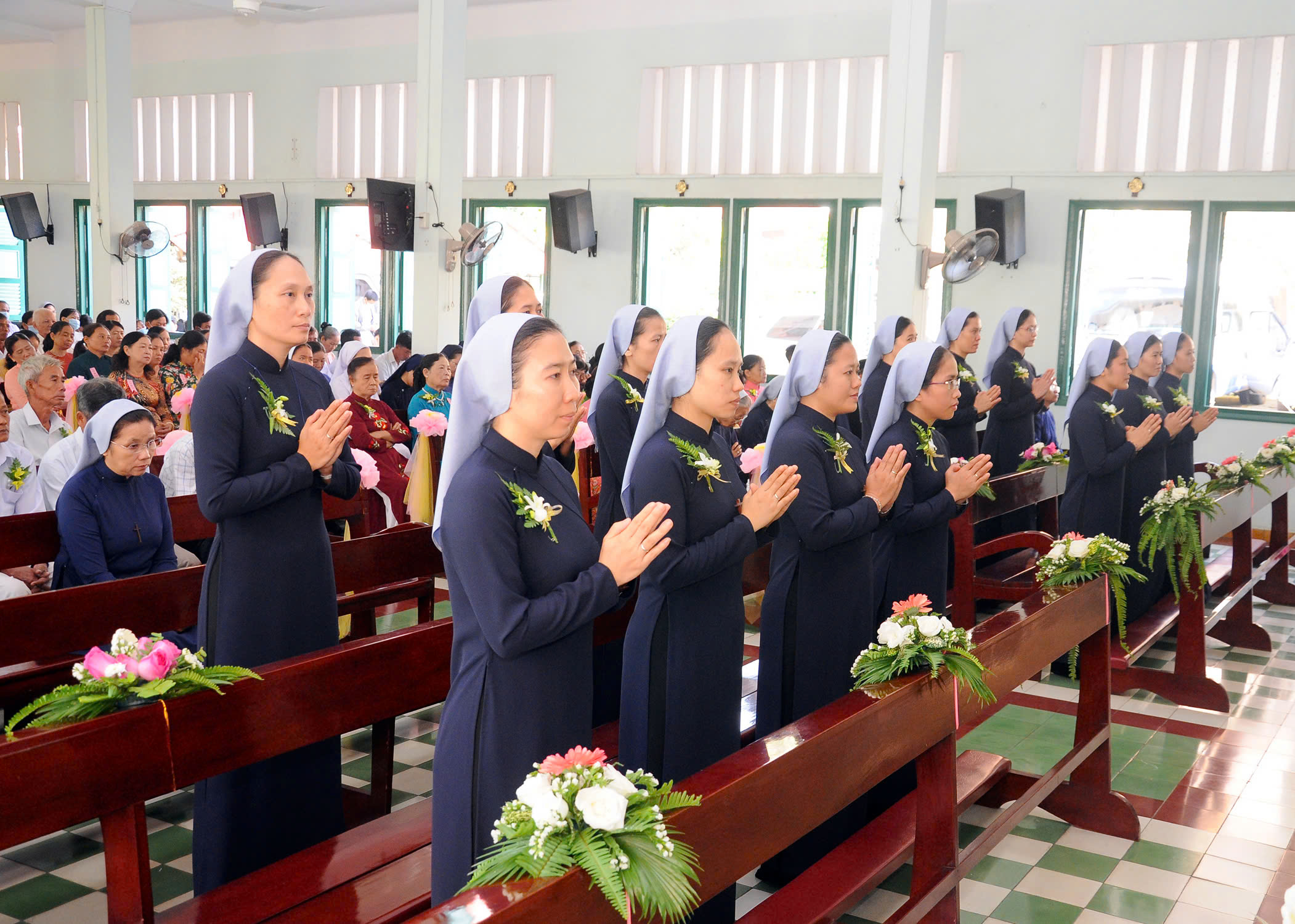 Tình bạn trong đời tu