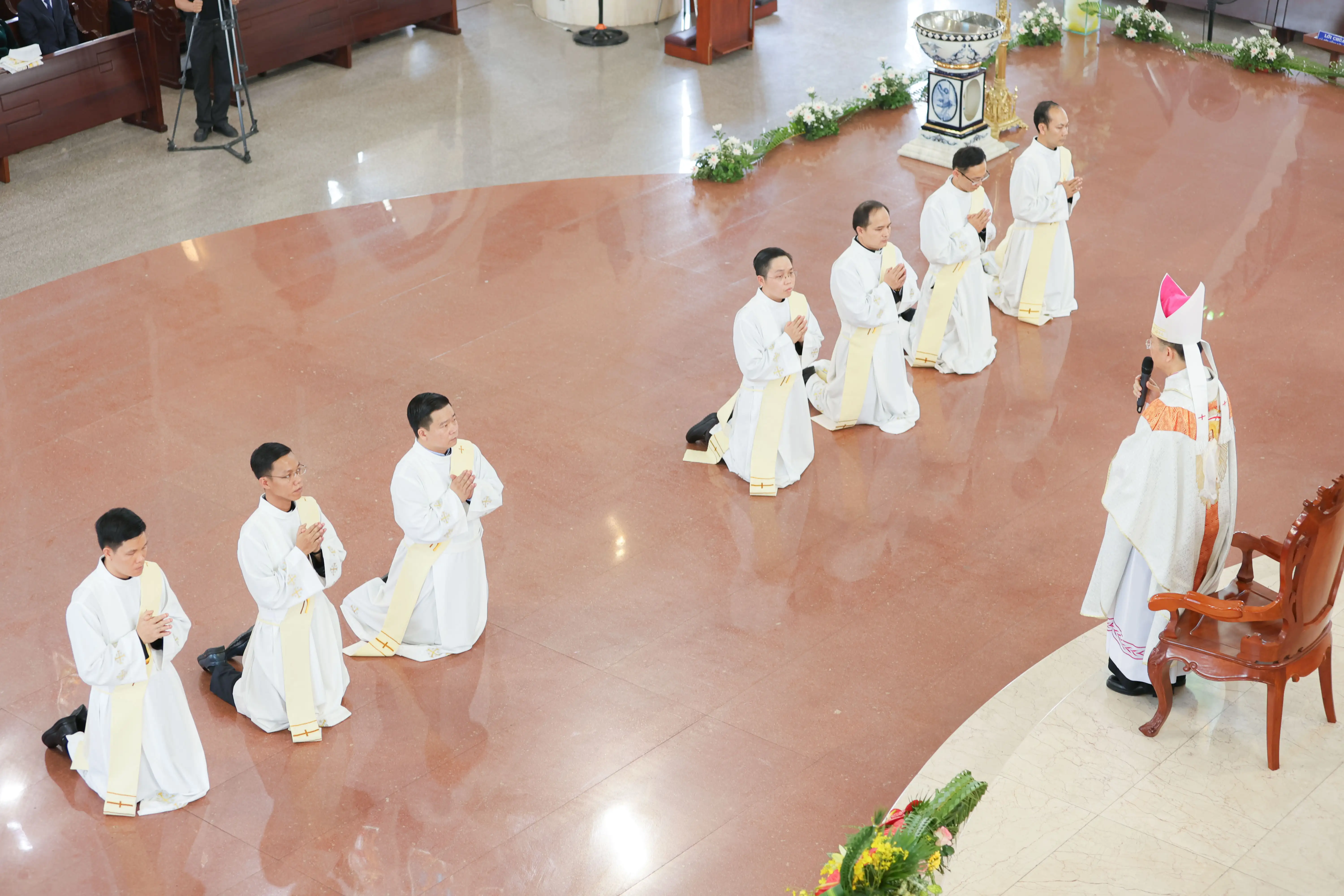 Xin ơn thánh hóa các linh mục