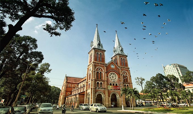 Nhà thờ Đức Bà với linh mục tu sĩ
