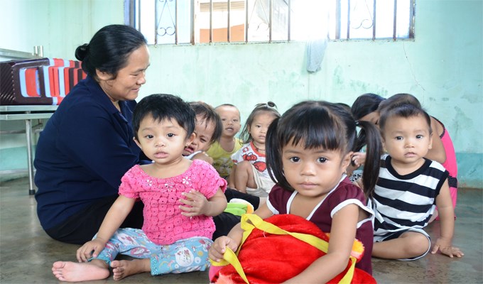 Ba nữ tu và những đứa trẻ Châu Ro