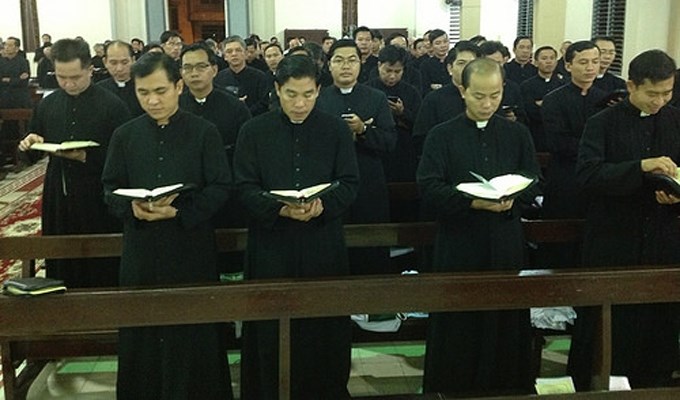 Linh mục ca tụng Chúa từ những yếu đuối