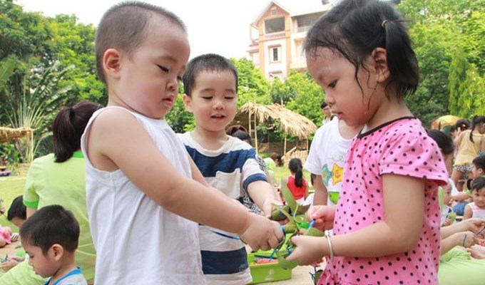 Dạy con biết chung vui cùng bạn