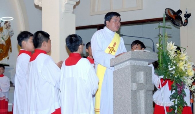 Có nên đọc Phúc Âm cùng với phó tế hay tư tế trong thánh lễ?