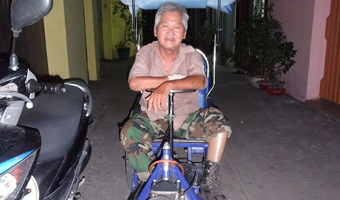 Người cha trên chiếc xe lăn