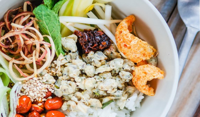 Dân dã cơm hến xứ Huế