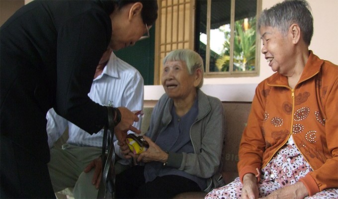 Rủ nhau đi làm  bác ái