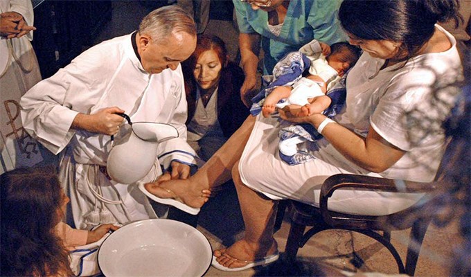 Linh mục không bị buộc rửa chân cho phụ nữ