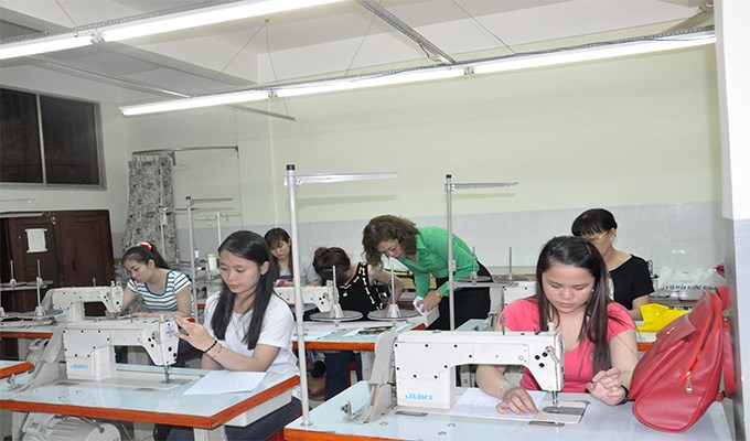 Lớp may trong khuôn viên xứ đạo
