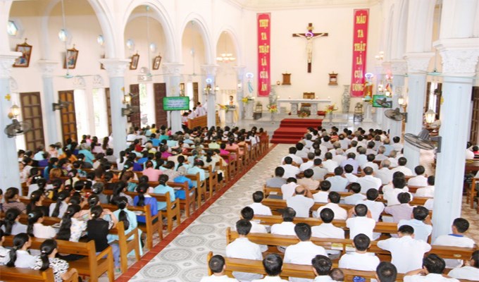Máy chiếu trong nhà thờ, nên hay không nên ?