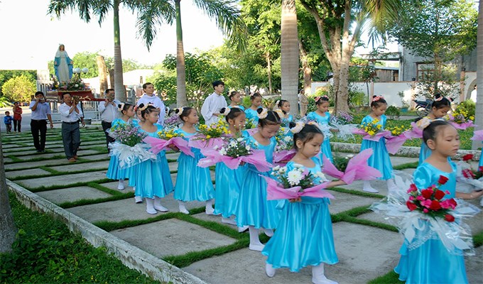 Tản mạn về việc dâng hoa kính Đức Mẹ