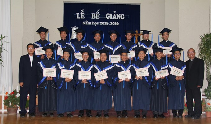 Trao bằng tốt nghiệp tại Học viện triết học Don Rua Đà Lạt