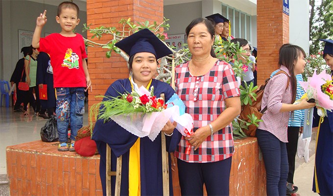 Lau khô nước mắt  và đứng dậy