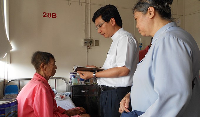 Bóng dáng  người tu sĩ nhà Chúa  nơi bệnh viện