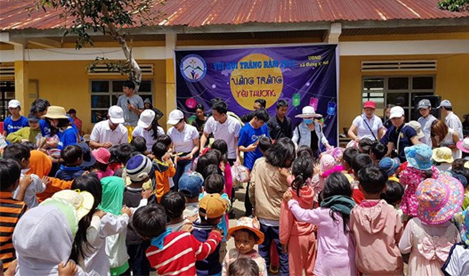 Vầng trăng yêu thương  trên đại ngàn