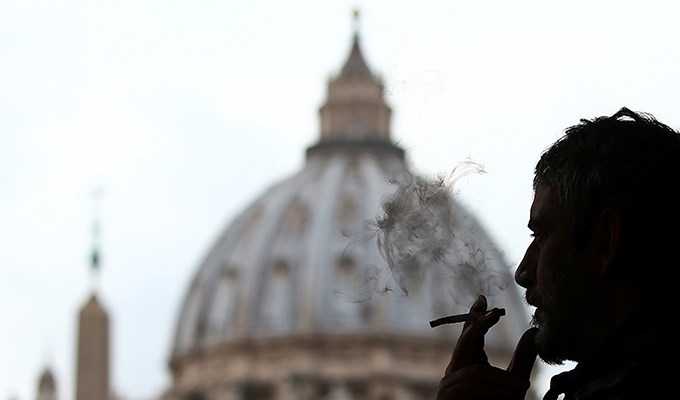 Vatican cấm bán thuốc lá
