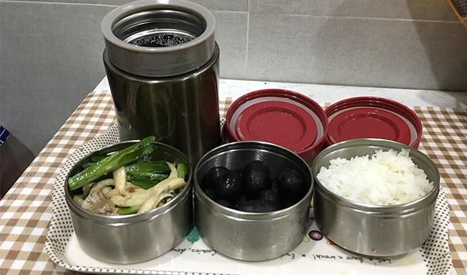 Cơm nhà nơi công sở