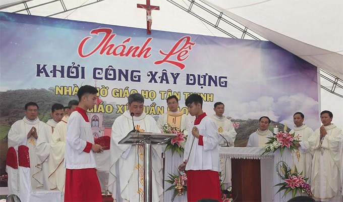 Khởi công xây dựng nhà thờ trên nền đất mới