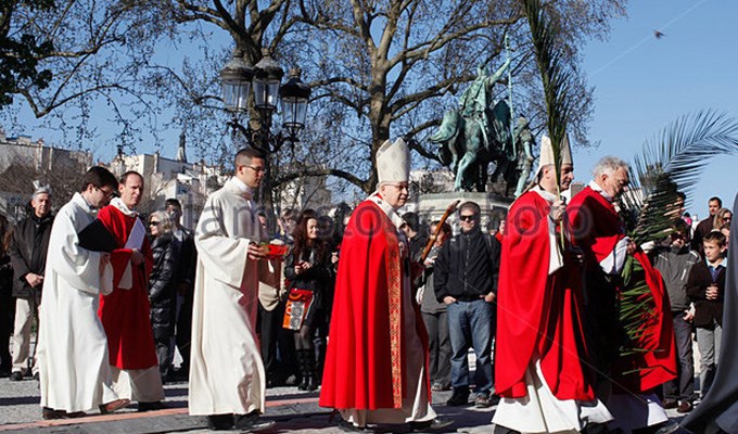 LỄ LÁ TẠI NHÀ THỜ ĐỨC BÀ PARIS