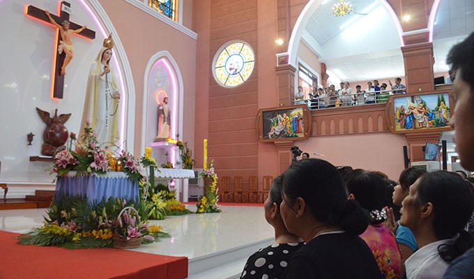GIÁO DÂN VIỆT THÀNH TÂM BÊN MẸ FATIMA