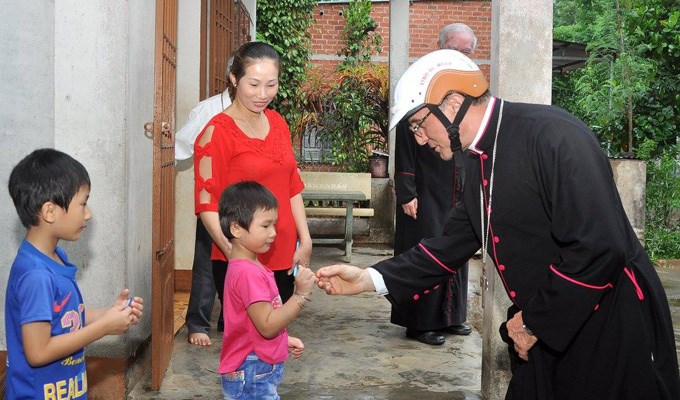 Đức Tổng Giám Mục Leopoldo Girelli  an ủi các gia đình nghèo