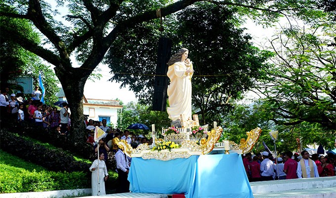 Dòng người hành hương về bên Mẹ Trà Kiệu