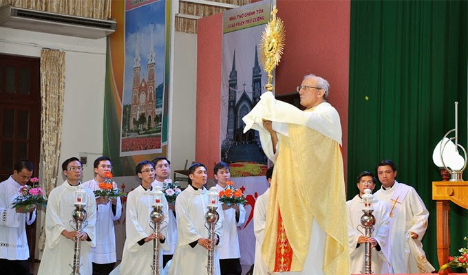Cử điệu khi lãnh nhận phép lành Mình Thánh (P1)