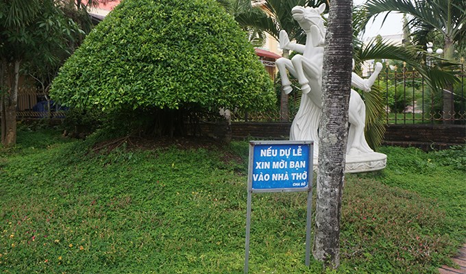 "Dự lễ" bên ngoài nhà thờ