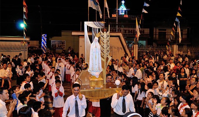 Mẹ luôn dõi theo đàn chiên