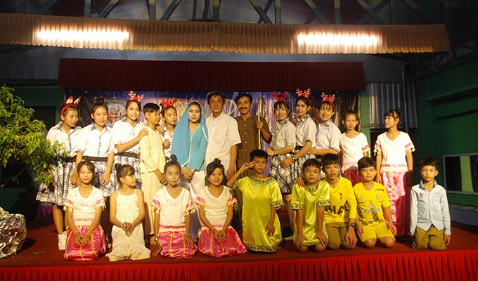 Anh em một vùng Khmer mừng Chúa ra đời