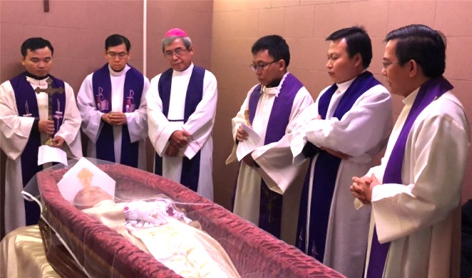 Nghi thức tẩn liệm Đức cố Tổng Giám Mục Phaolô Bùi Văn Đọc