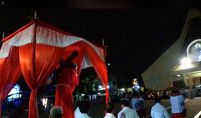 Giáo xứ Bùi Môn rước kiệu Chúa Giêsu vác Thánh Giá