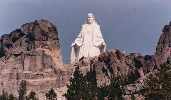 Tượng Ðức Mẹ trên dãy núi Rocky