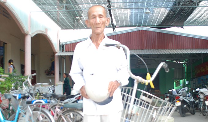 Ông tân tòng Khmer 78 tuổi đạp xe 26 cây số đi lễ