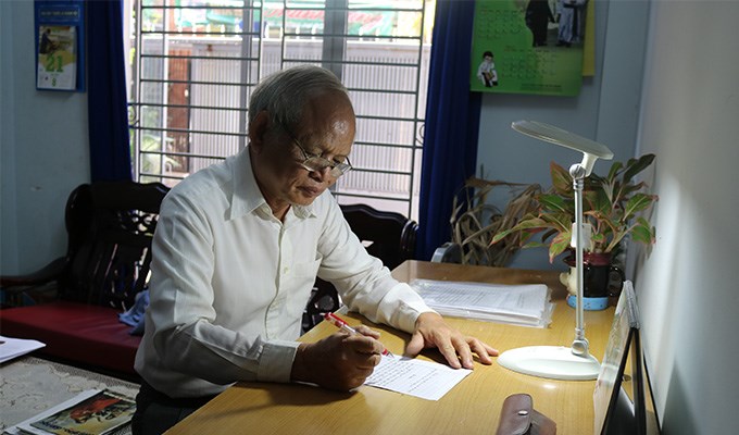 Ông giáo già góp sức cho cộng đồng