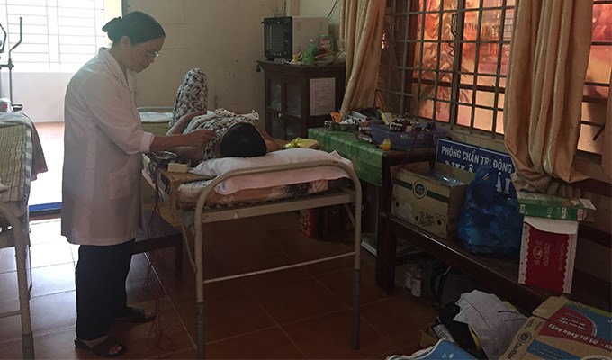 Bà sơ khám bệnh lặng lẽ nơi miền cù lao
