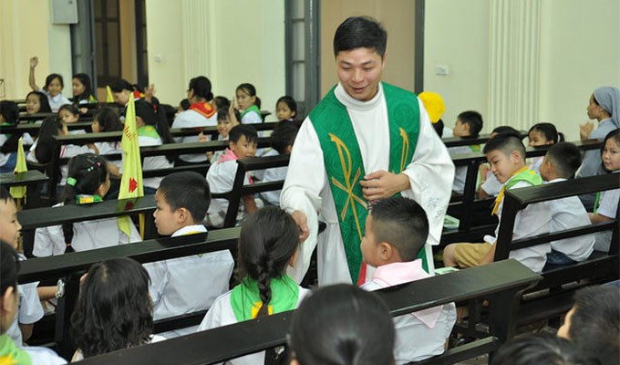 Nhắc nhở con em đi lễ thiếu nhi